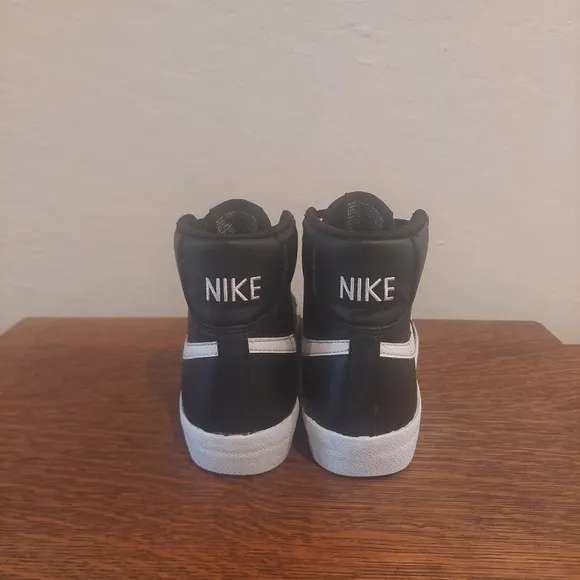 Nike Blazer Mid 77 High Top Fashion Sneakers Boy's Size 4.5Y
