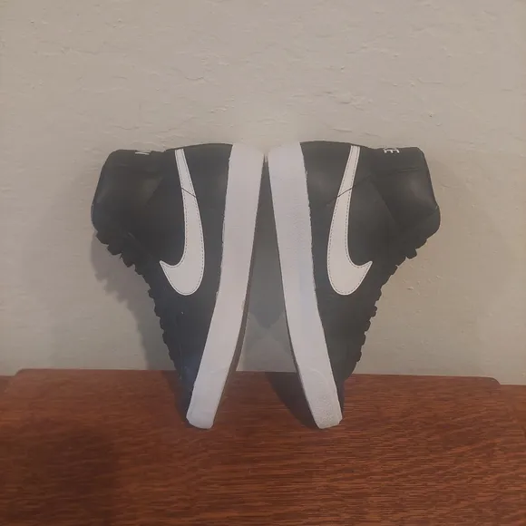 Nike Blazer Mid 77 High Top Fashion Sneakers Boy's Size 4.5Y