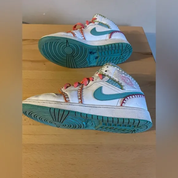 Nike Boys Air Jordan 1 Mid SE DM6218-100 White Basketball Shoes Sneakers Sz 4.5Y