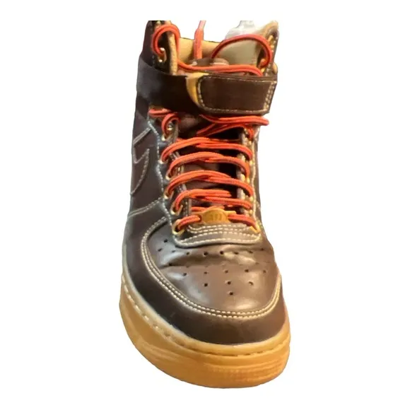 Nike Boys Brown Leather Air Force 1 high top tennis. size 4Y.
