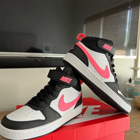 Nike girls high top shoes NWT