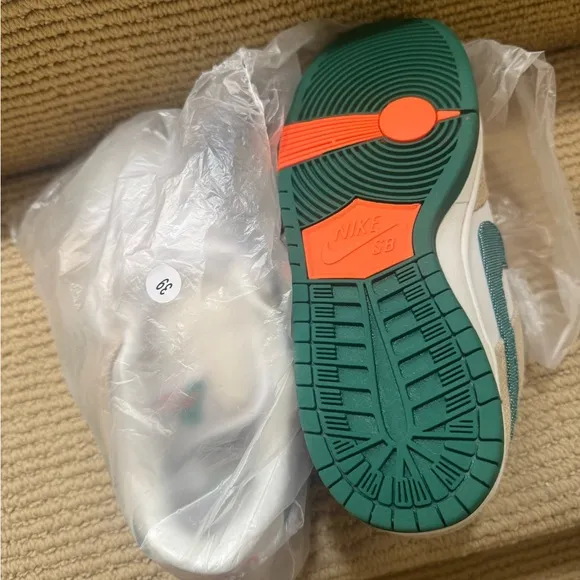 Nike JARRITOS Green and White Sneakers Classic Low-Top Design