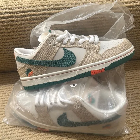 Nike JARRITOS Green and White Sneakers Classic Low-Top Design