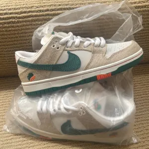 Nike JARRITOS Green and White Sneakers Classic Low-Top Design