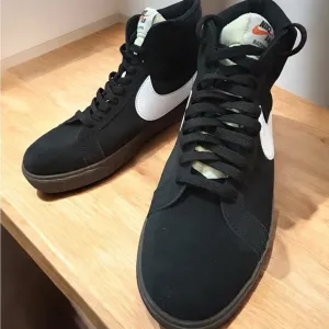 NIKE SB - ZOOM BLAZER MID - 864349-010 Men's Black High-Top Sneakers size 11