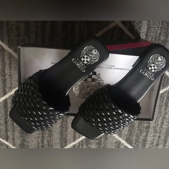 NWB Vince Camuto Leather Arissa Quilted Slide Sandals