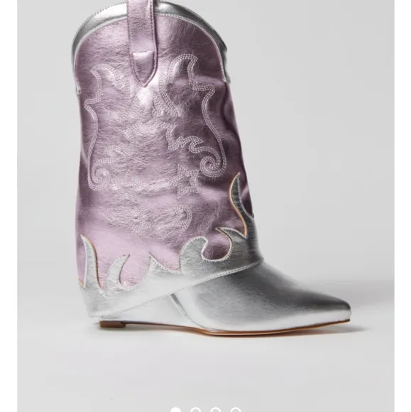 NWOB Metallic Western Space Cowgirl Silver &amp; Pink Wedge Bootie Size 7