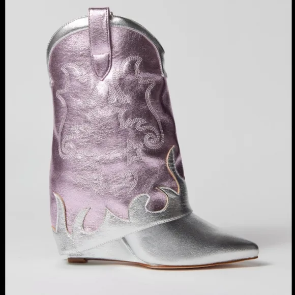 NWOB Metallic Western Space Cowgirl Silver &amp; Pink Wedge Bootie Size 7