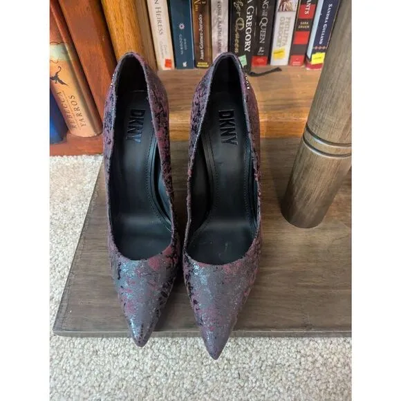 NWOB DKNY CARISA-HIGH POINTED TOE SLIP-ON PUMP WOMEN SHOES 7.5 BORDEAUX COLOR
