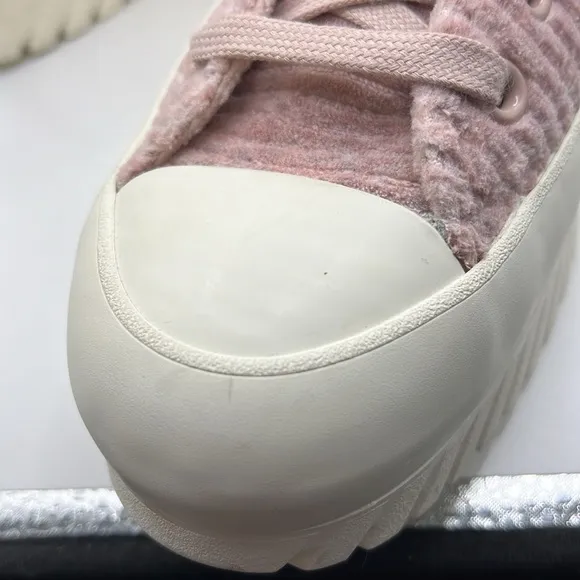 NWOT Converse Chucks Lugged 2.0 High Top Pink Velour Sneakers Shoes Womens 10.5