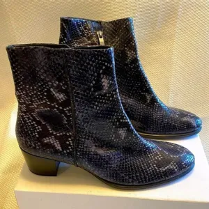 NWOT Ecco blue grey snake skin boots size 40 classic sleek minimalist chic