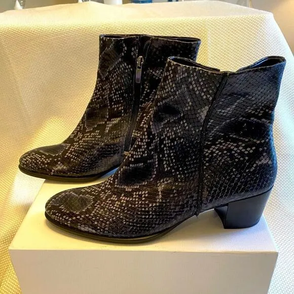 NWOT Ecco blue grey snake skin boots size 40 classic sleek minimalist chic