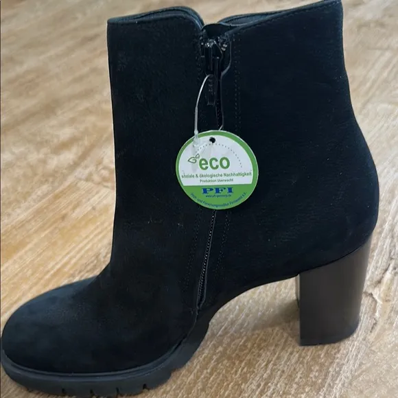NWOT Paul Green Selma Ankle Boot 8