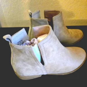NWOT Stylish Faux Suede Size 8.5 wide Ankle Boots