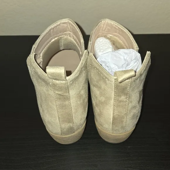 NWOT Stylish Faux Suede Size 8.5 wide Ankle Boots