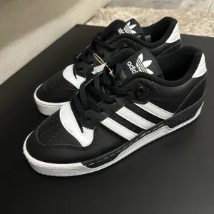 NWT Adidas Rivalry Low Black White Sneakers Big Kids 7 Women’s 8.5