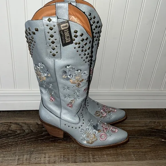 NWT  Dingo Boots Women's Poppy Fashion Boot, Silver, 11