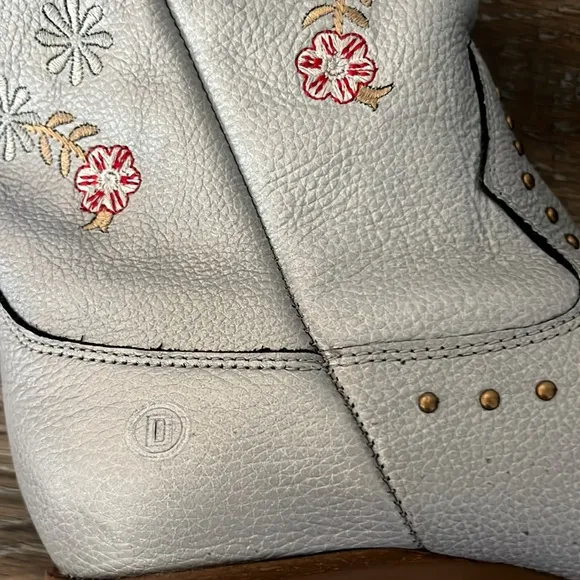 NWT  Dingo Boots Women's Poppy Fashion Boot, Silver, 11