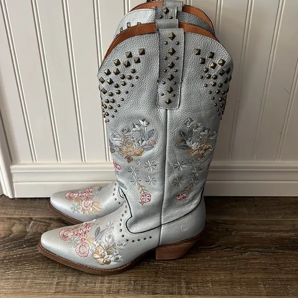 NWT  Dingo Boots Women's Poppy Fashion Boot, Silver, 11