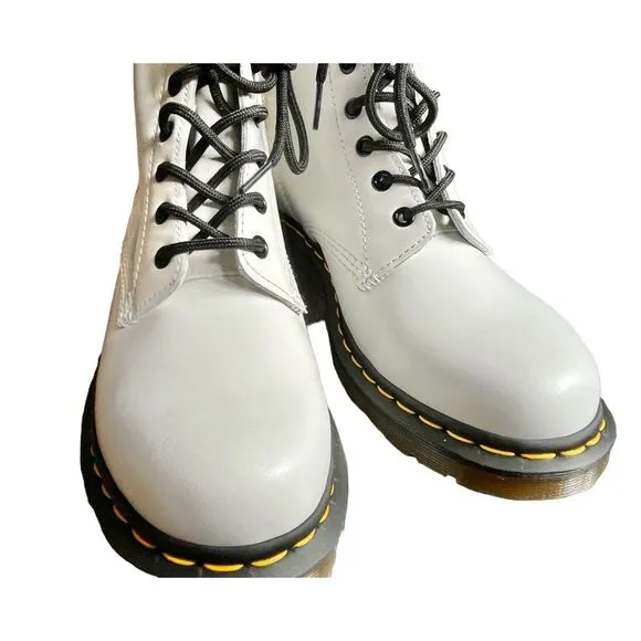 NWT Dr. Martens 1460 Smooth Leather Lace Up Boots - White - Womens sz 10