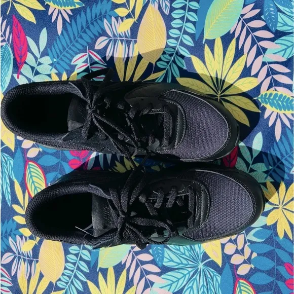 NWT Nike Air-MAX Low, Sz-4 Youth(BK) &amp; 4 Mens, Fits Women’s Sz-6, Black on Black