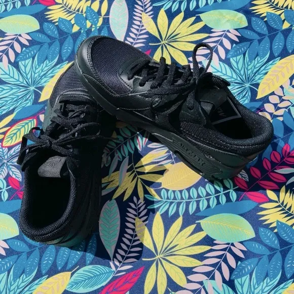 NWT Nike Air-MAX Low, Sz-4 Youth(BK) &amp; 4 Mens, Fits Women’s Sz-6, Black on Black