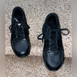 NWT Nike Air-MAX Low, Sz-4 Youth(BK) &amp; 4 Mens, Fits Women’s Sz-6, Black on Black