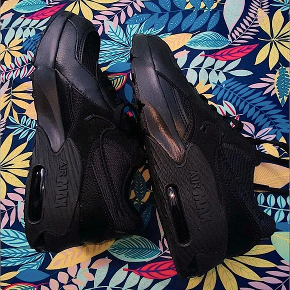 NWT Nike Air-MAX Low, Sz-4 Youth(BK) &amp; 4 Mens, Fits Women’s Sz-6, Black on Black