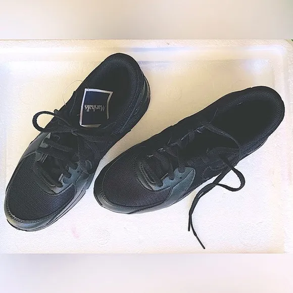 NWT Nike Air-MAX Low, Sz-4 Youth(BK) &amp; 4 Mens, Fits Women’s Sz-6, Black on Black