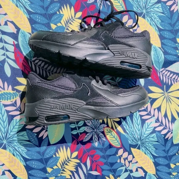 NWT Nike Air-MAX Low, Sz-4 Youth(BK) &amp; 4 Mens, Fits Women’s Sz-6, Black on Black