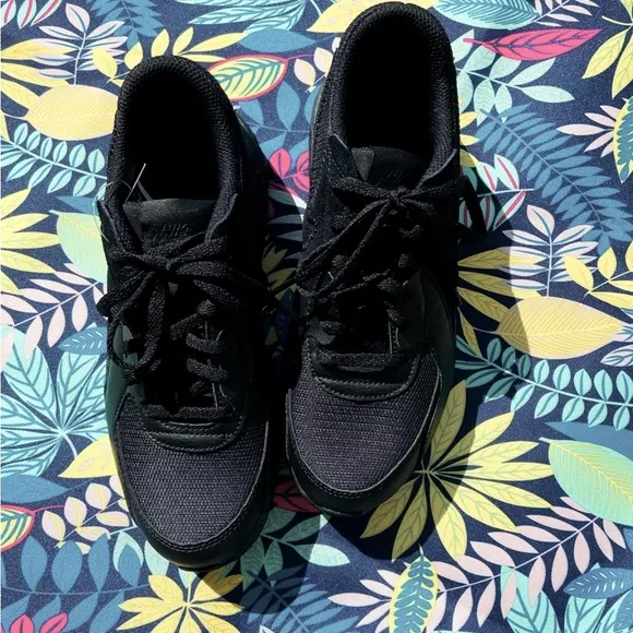 NWT Nike Air-MAX Low, Sz-4 Youth(BK) &amp; 4 Mens, Fits Women’s Sz-6, Black on Black