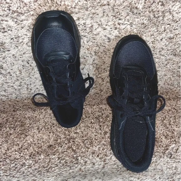 NWT Nike Air-MAX Low, Sz-4 Youth(BK) &amp; 4 Mens, Fits Women’s Sz-6, Black on Black