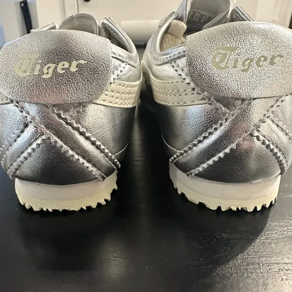 NWT Onitsuka Tiger Mexico 66 Silver Off White Sneakers Size 6