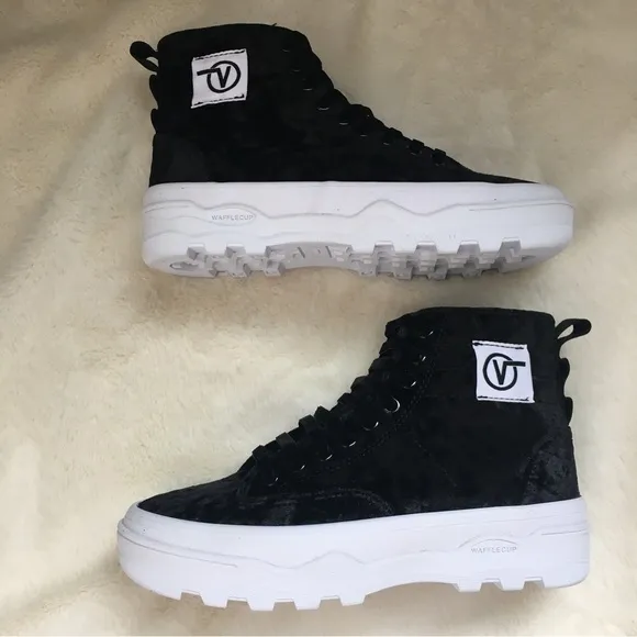 NWT VANS CRUSHED VELVET SENTRY WC SHOES