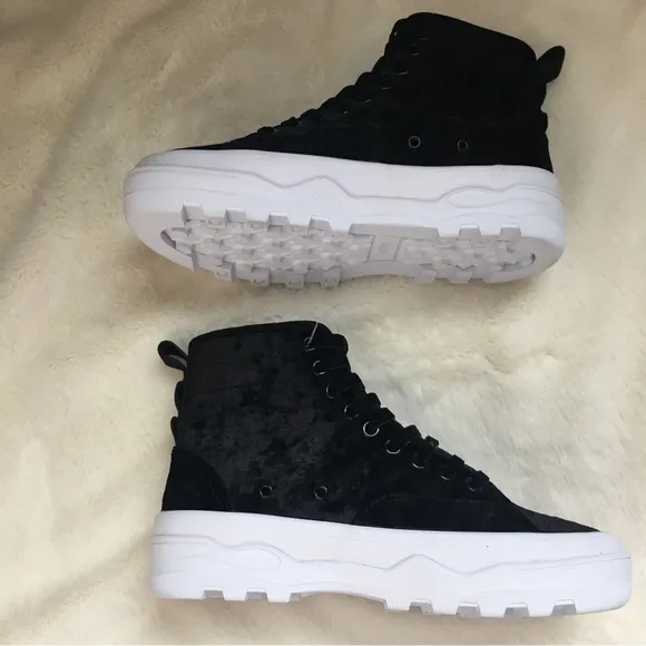 NWT VANS CRUSHED VELVET SENTRY WC SHOES