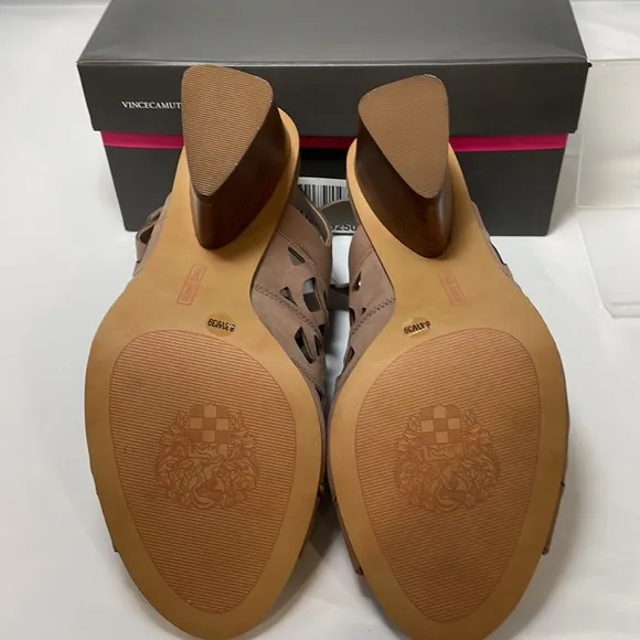 NWT Vince Camuto Cutout Nubuck Sandals- Deverly