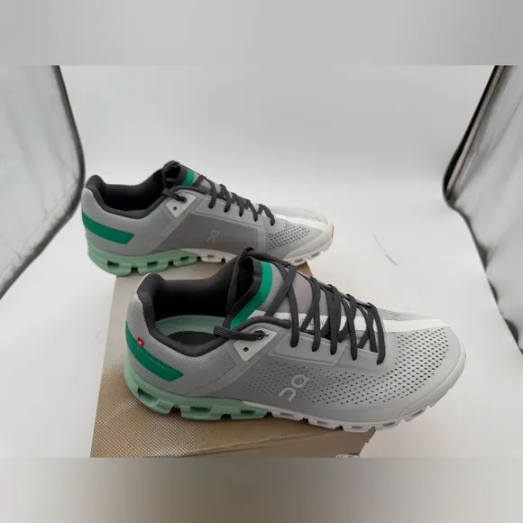 On Cloudflow Men's Running Shoes, glaciercreek size 10.5. New i