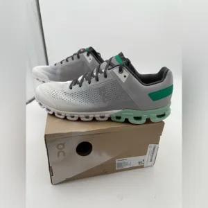 On Cloudflow Men's Running Shoes, glaciercreek size 10.5. New i