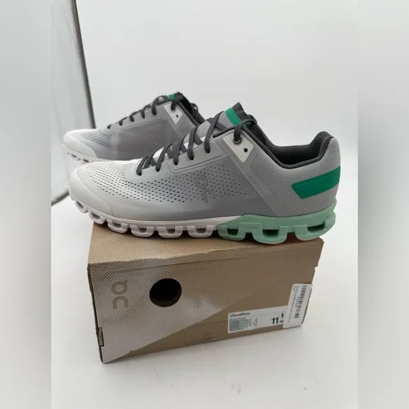 On Cloudflow Men's Running Shoes, glaciercreek size 10.5. New i