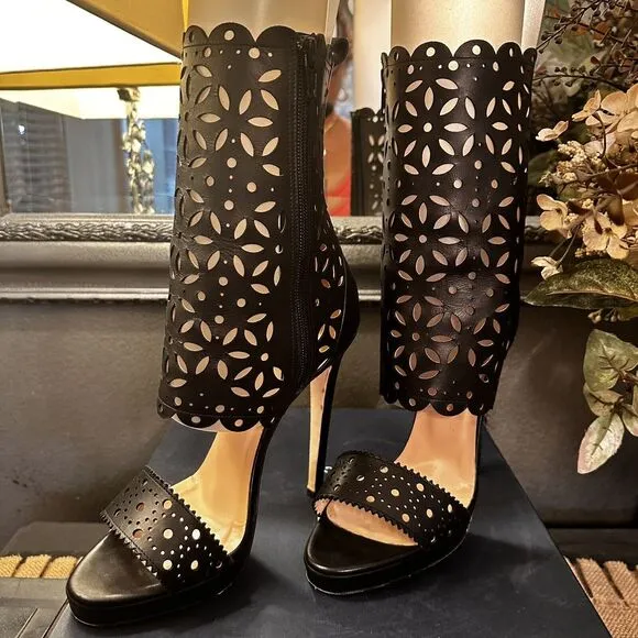 OSCAR DE LA RENTA Laser Cut Out Black Leather Stiletto Heeled Booties $995 EUC