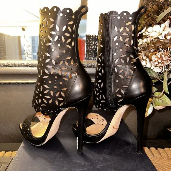OSCAR DE LA RENTA Laser Cut Out Black Leather Stiletto Heeled Booties $995 EUC