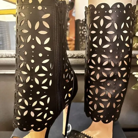 OSCAR DE LA RENTA Laser Cut Out Black Leather Stiletto Heeled Booties $995 EUC