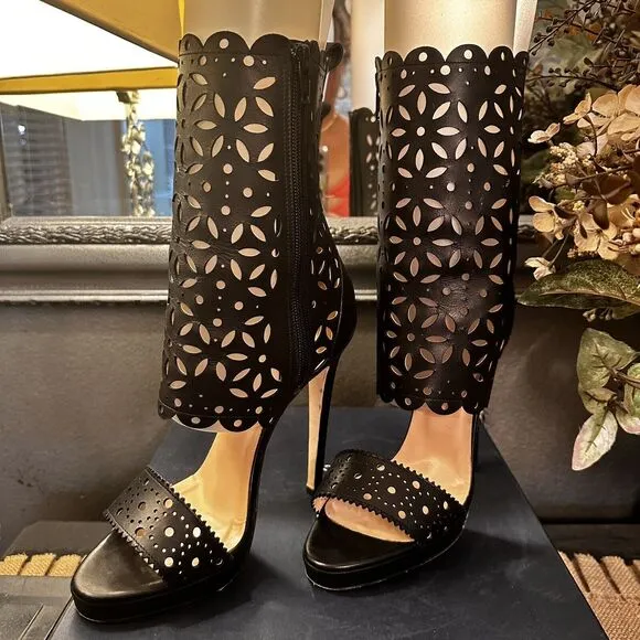 OSCAR DE LA RENTA Laser Cut Out Black Leather Stiletto Heeled Booties $995 EUC