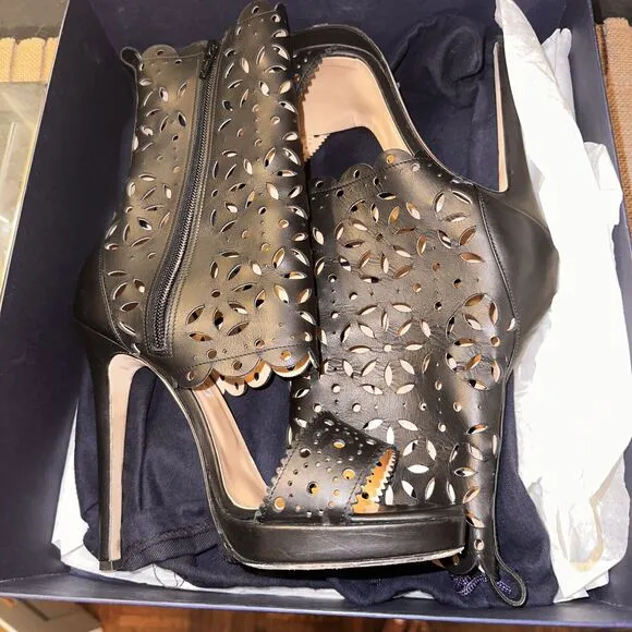 OSCAR DE LA RENTA Laser Cut Out Black Leather Stiletto Heeled Booties $995 EUC