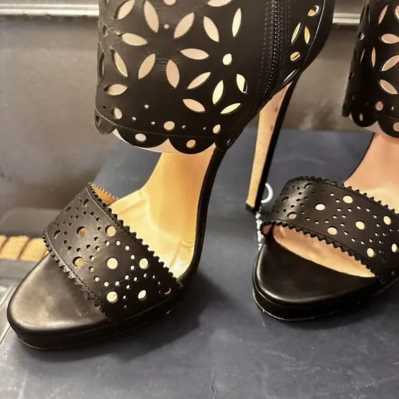 OSCAR DE LA RENTA Laser Cut Out Black Leather Stiletto Heeled Booties $995 EUC