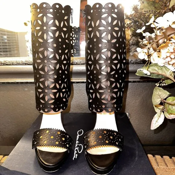 OSCAR DE LA RENTA Laser Cut Out Black Leather Stiletto Heeled Booties $995 EUC