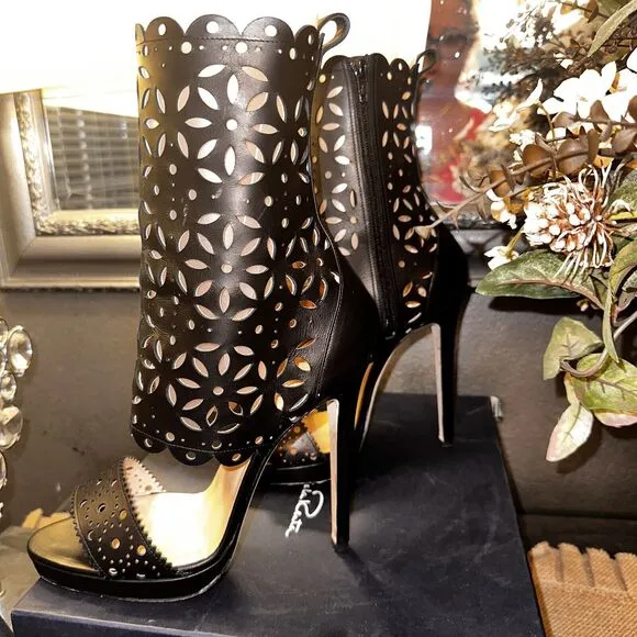 OSCAR DE LA RENTA Laser Cut Out Black Leather Stiletto Heeled Booties $995 EUC