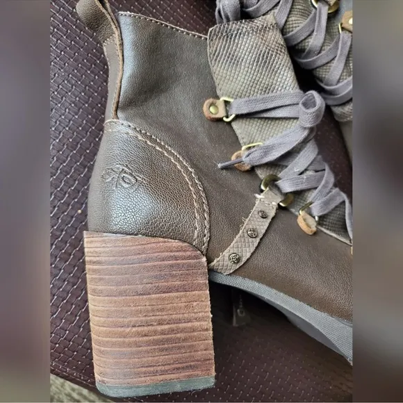 OTBT NWOT Brown Leather boots