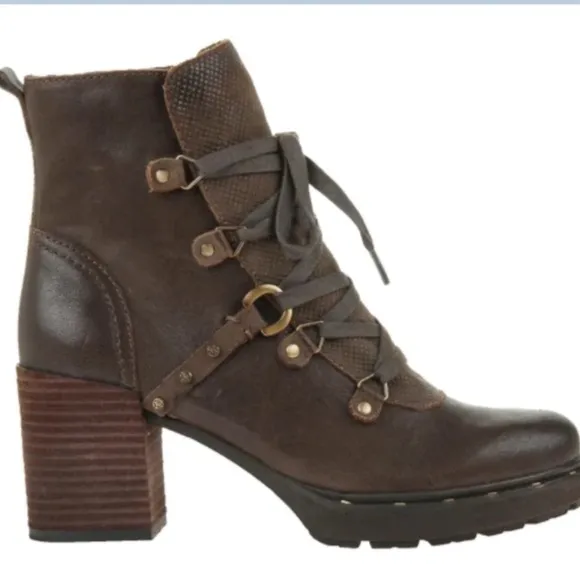 OTBT NWOT Brown Leather boots