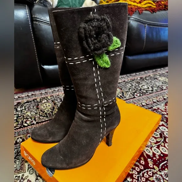Perfect Yourself Women's shearling Brown Suede Boots with Floral Accent. Size 37